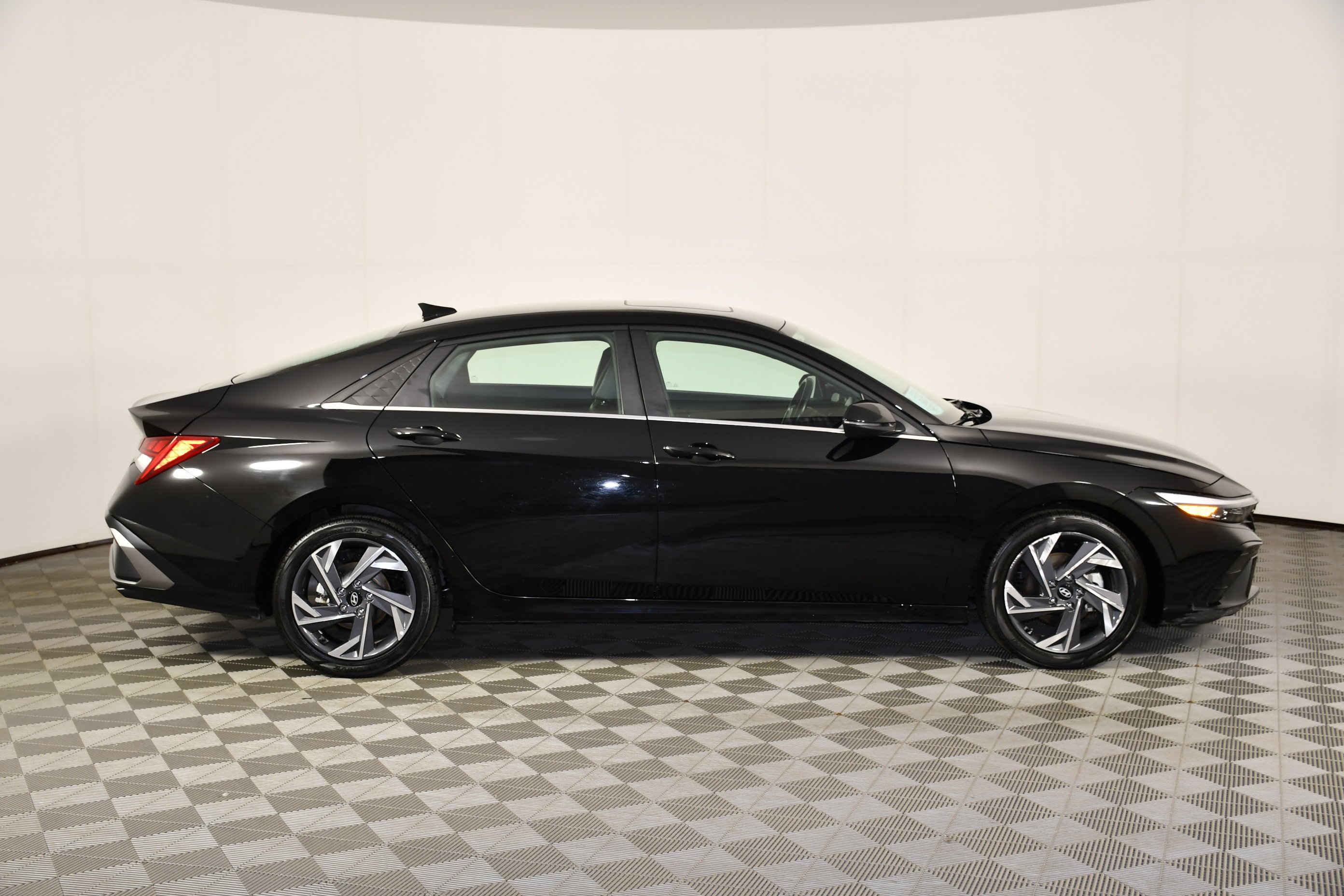 Used 2025 Abyss Black Hyundai Limited image 4