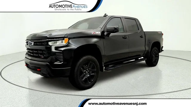 2023 Chevrolet Silverado 1500 4WD Crew Cab 147'' LT Trail Boss w/ Assist Steps & Protection