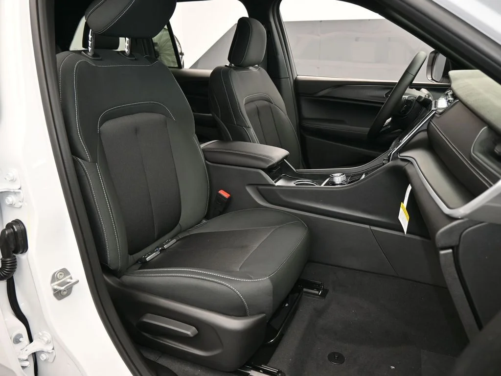 New 2026 Bright White Clear-Coat Exterior Paint Jeep Laredo X image 42