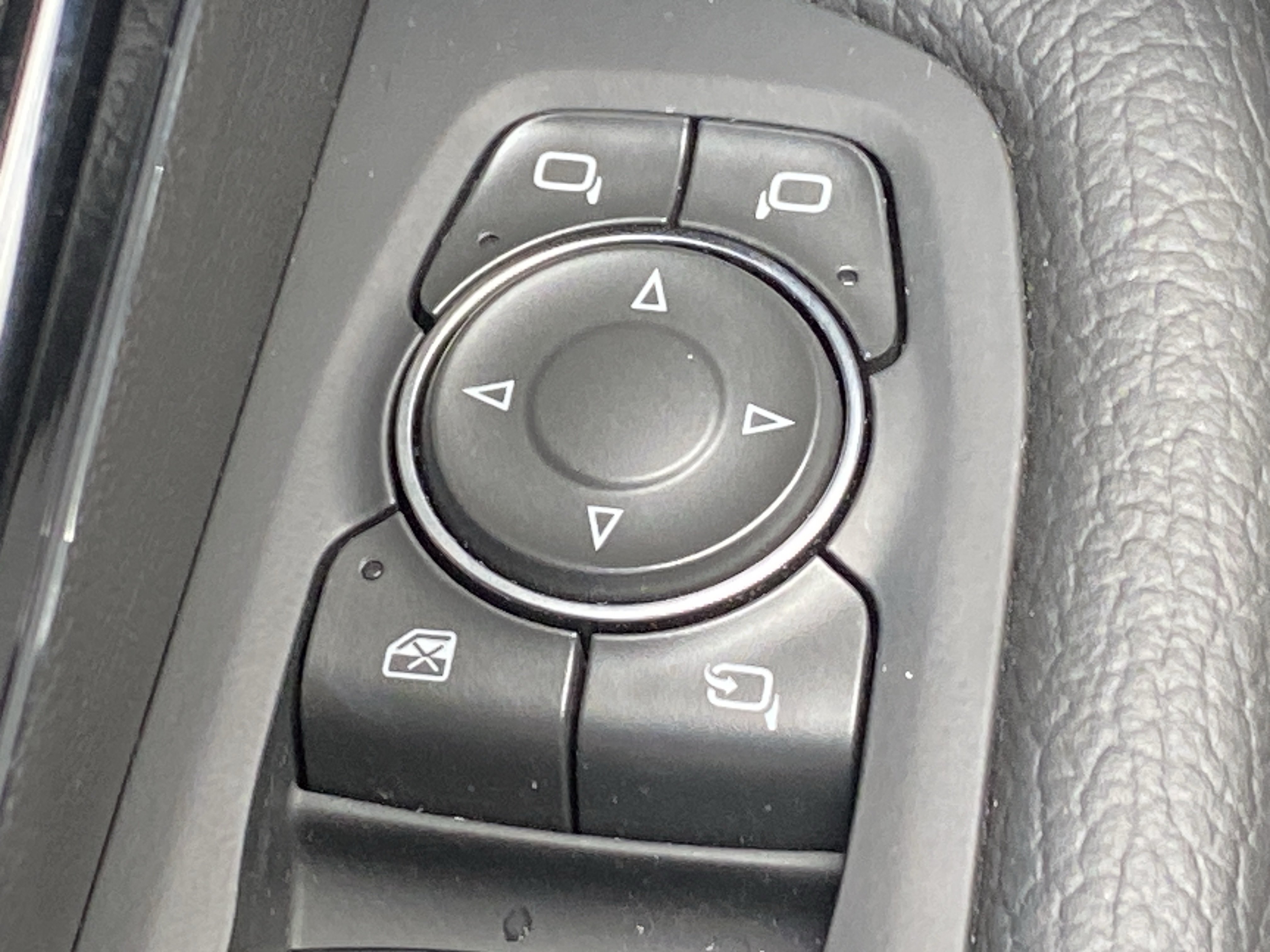 Used 2025 White Frost Tricoat GMC Denali image 10