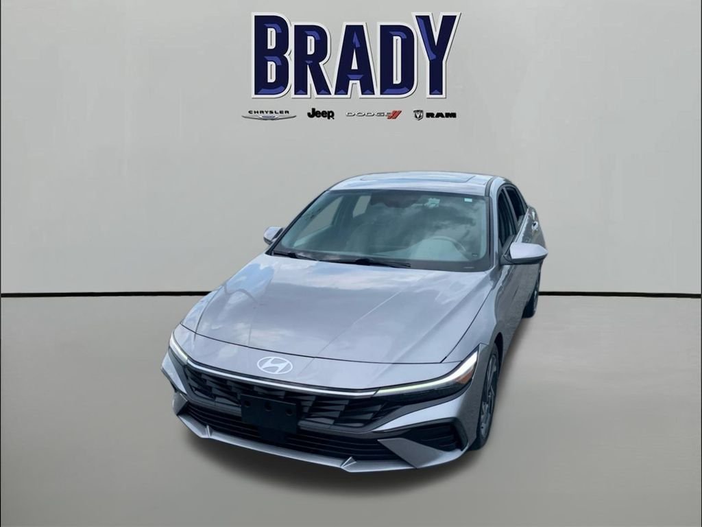 Used 2025 Silver Hyundai SEL Convenience image 3