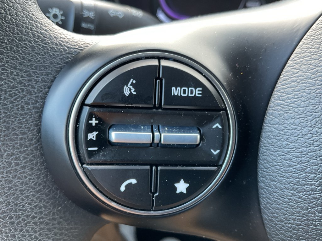 Used 2025 Whi Kia LX image 28