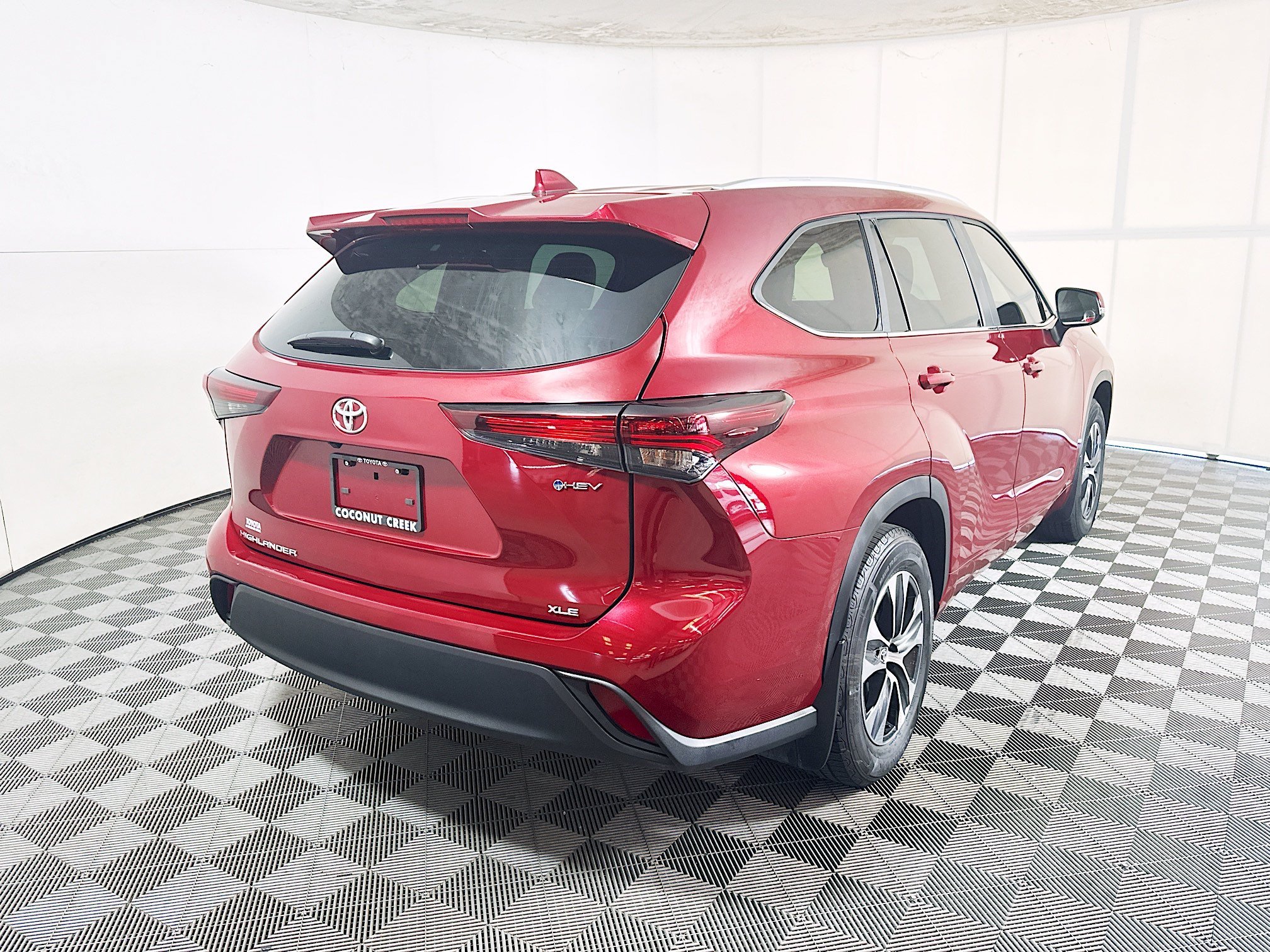 Used 2025 Pearl Toyota Hybrid XLE image 3
