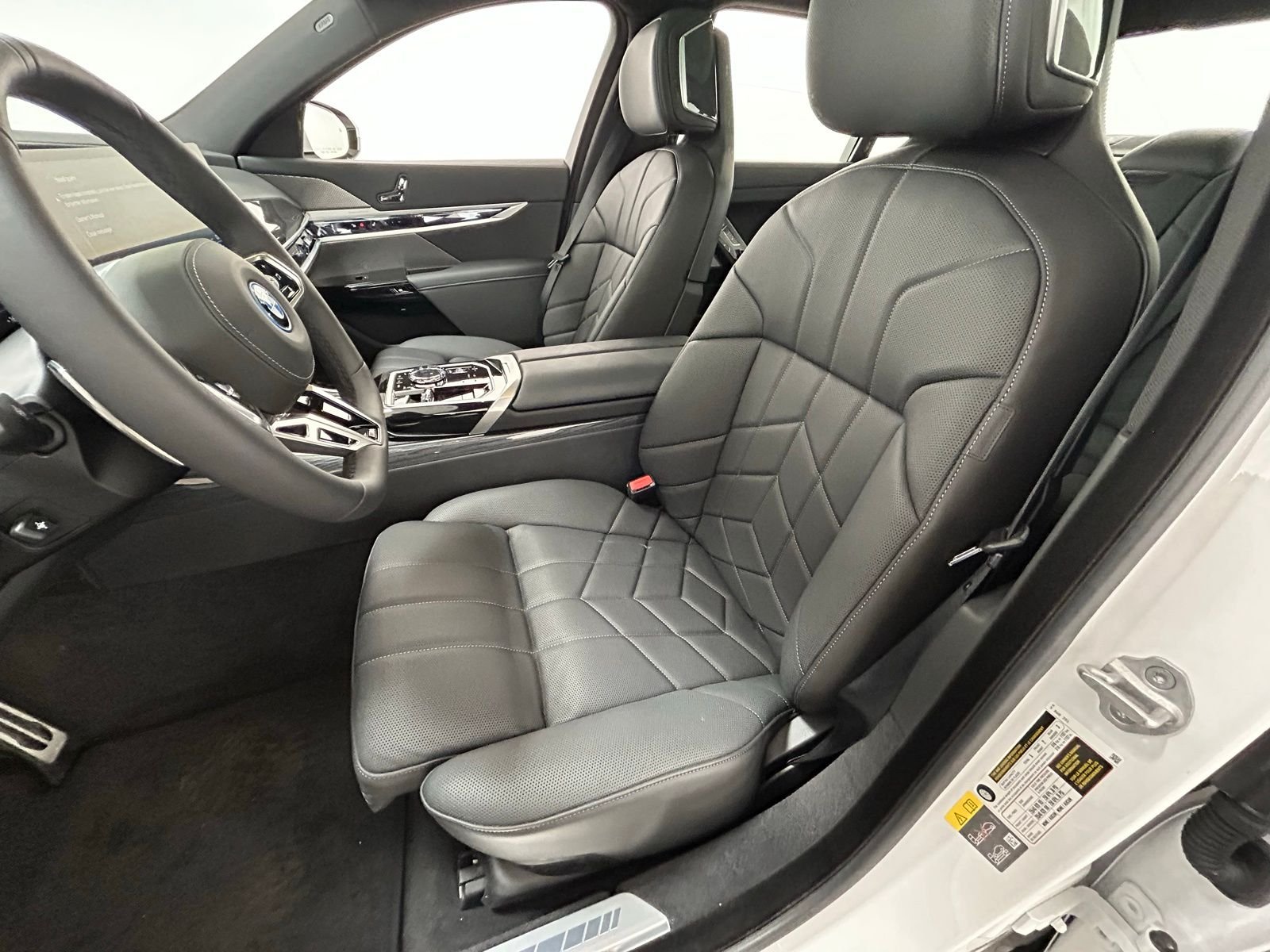 New 2026 Mineral White Metallic BMW 750e xDrive image 29
