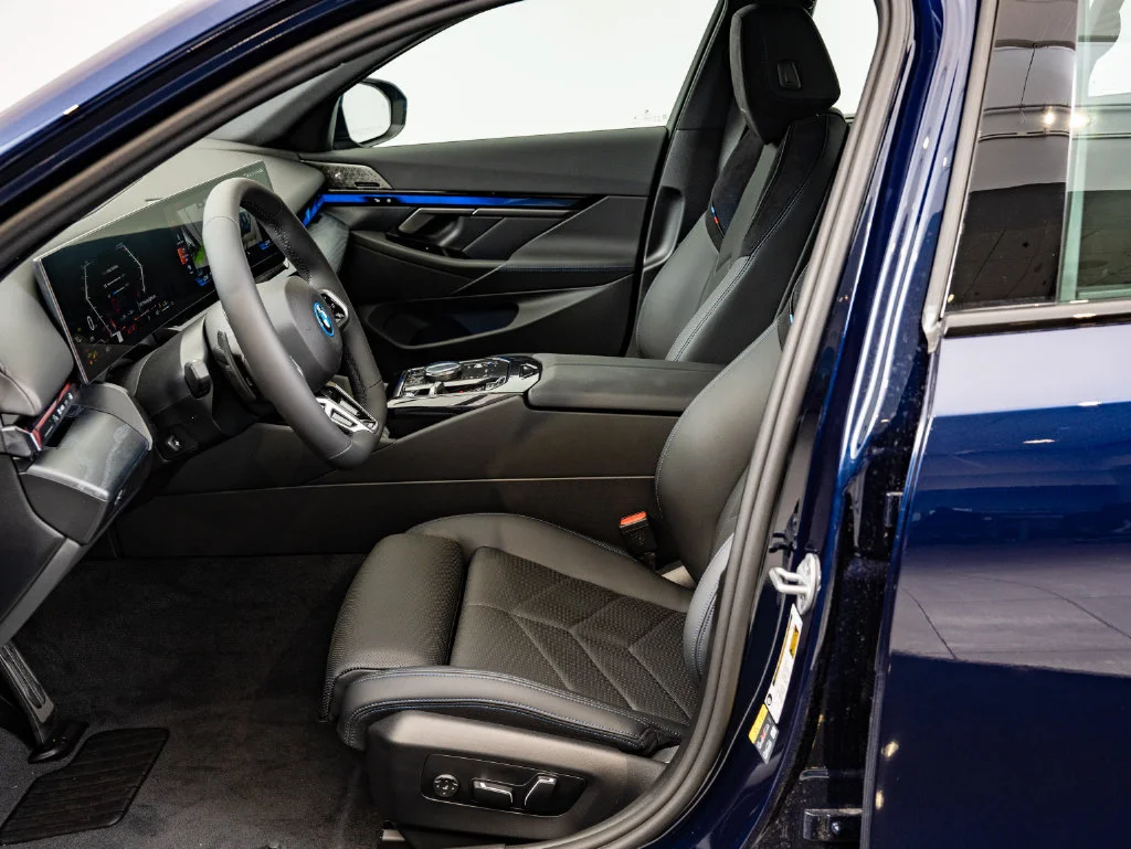 New 2027 Tanzanite Blue II Metallic BMW 550e xDrive image 21