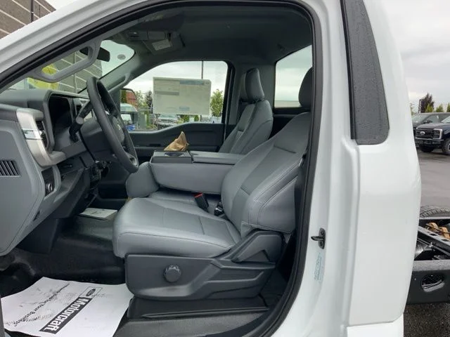 2025 Ford F-350 Super Duty Chassis Cab XLT - Photo 11