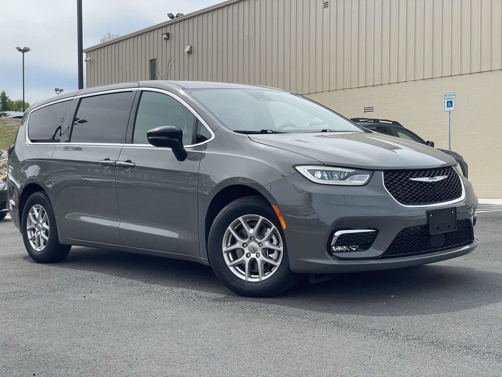 2025 Chrysler Pacifica Select's photo