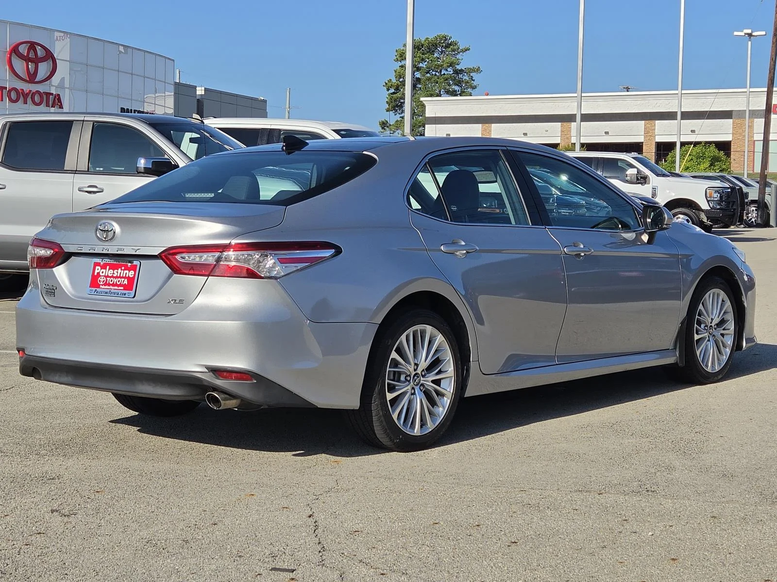 Used 2019 Celestial Silver Metallic Toyota XLE Auto (Natl) image 4