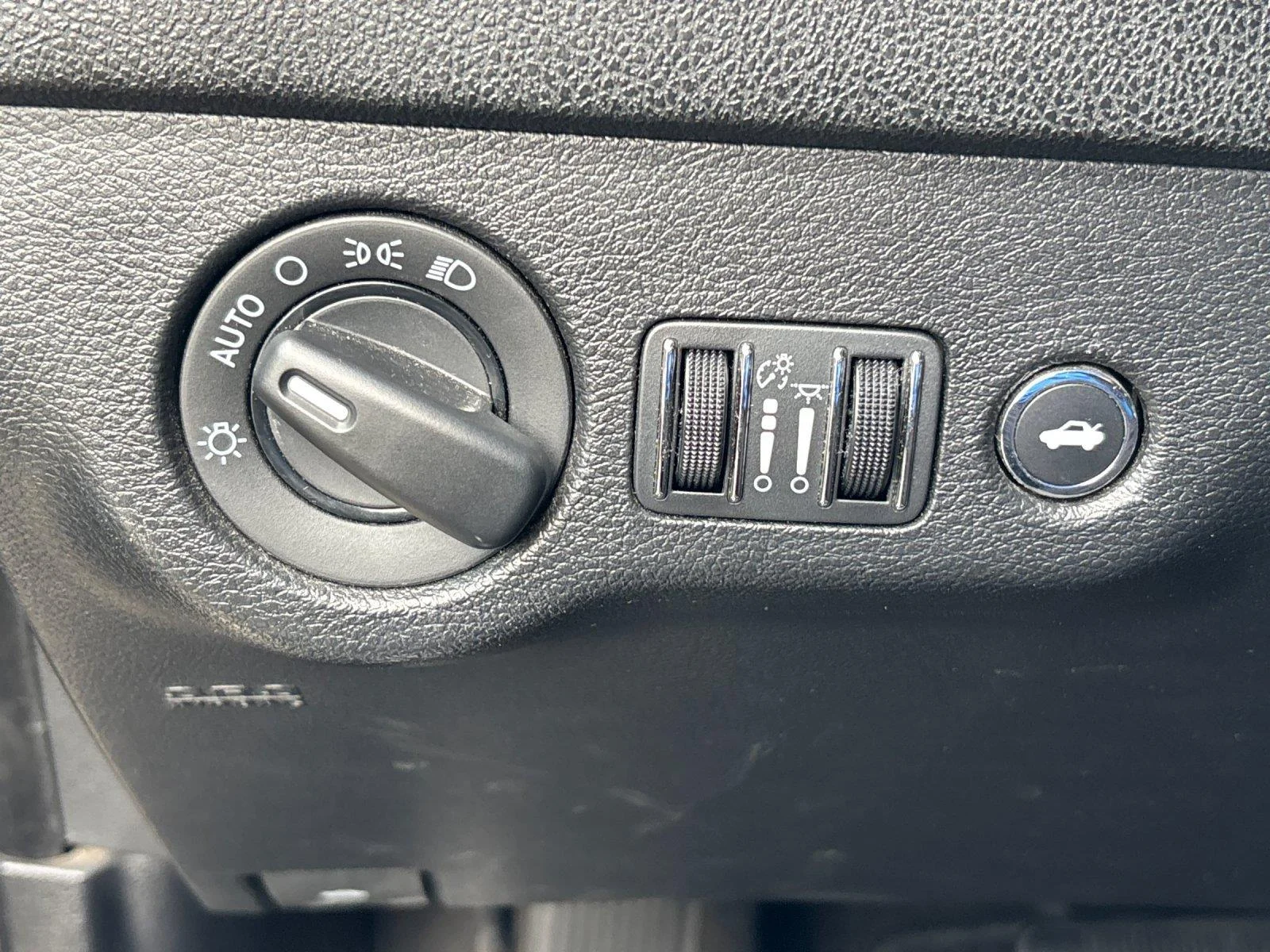 Used 2019 Granite Pearlcoat Dodge SXT image 16