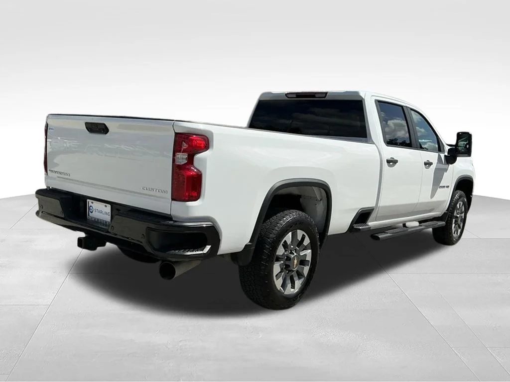 Used 2025 White Chevrolet Custom image 9