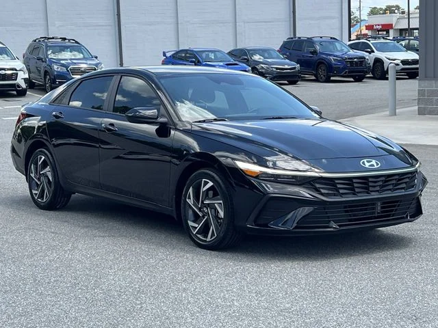 Used 2025 Black Hyundai SEL Sport image 15