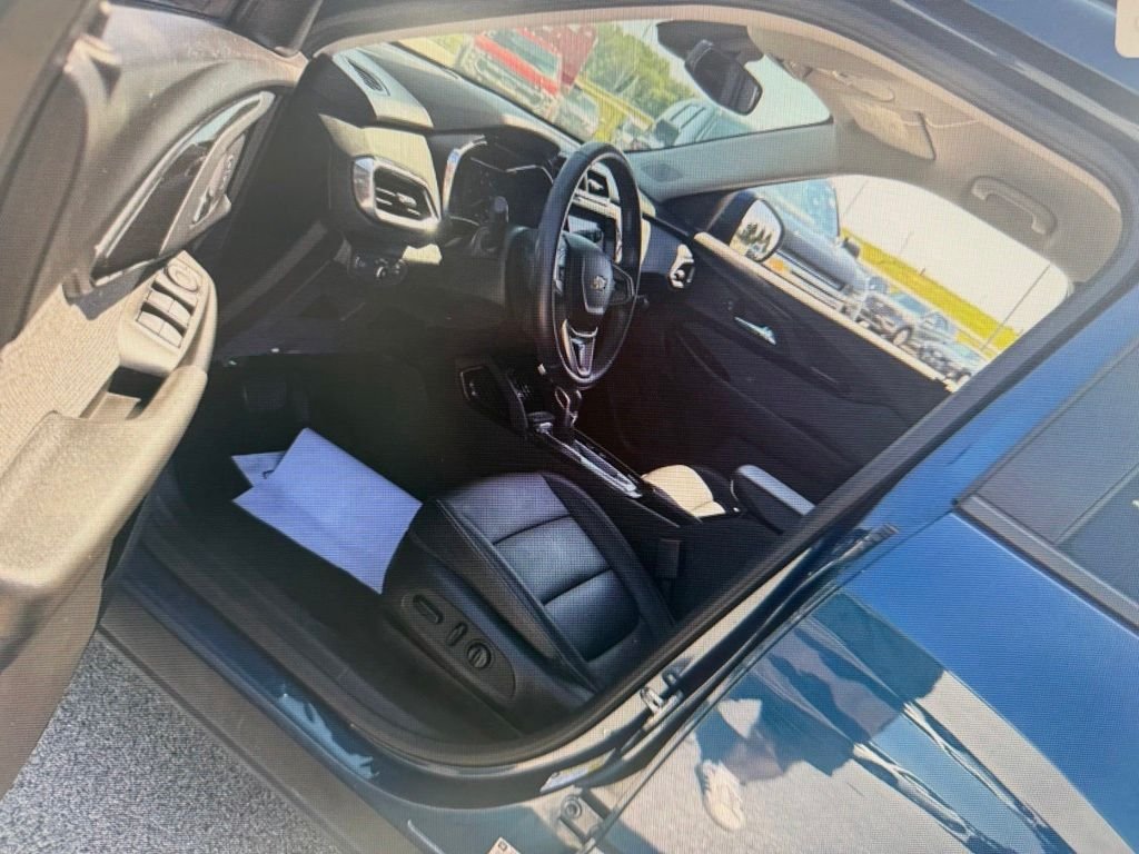 Used 2025 Lakeshore Blue Metallic Chevrolet LT image 3