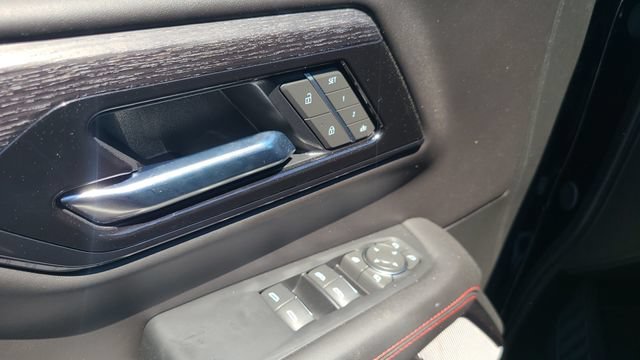 2025 GMC Yukon AT4 Ultimate - Photo 11