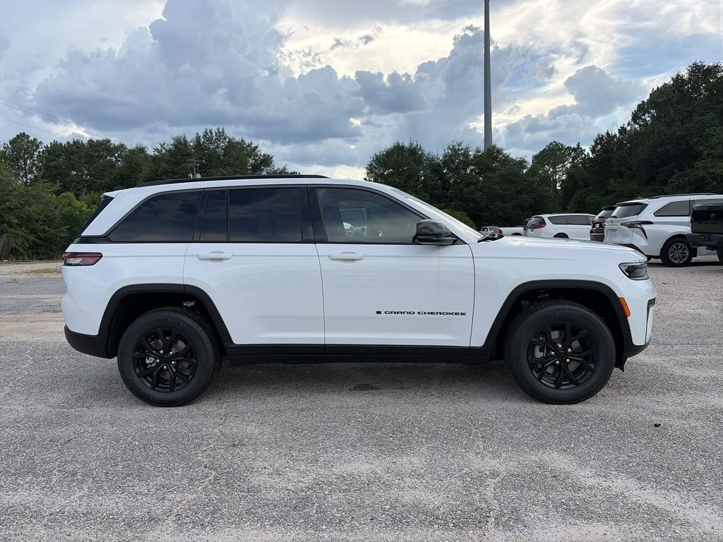 New 2026 Bright White Clear-Coat Exterior Paint Jeep Laredo Altitude image 7