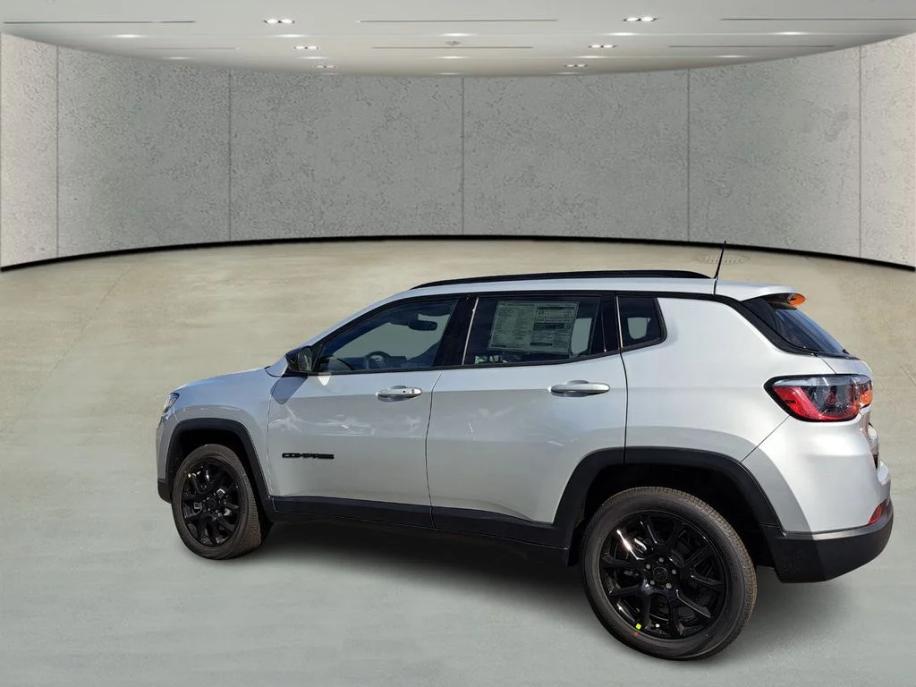 New 2026 Silver Zynith Metallic Clear-Coat Exterior Paint Jeep Latitude image 7