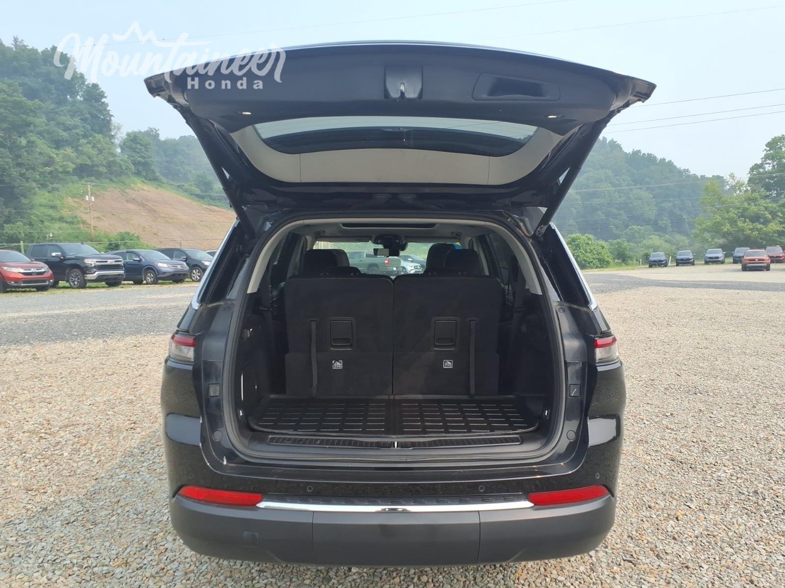 Used 2023 Diamond Black Crystal Pearlcoat Jeep Limited image 10