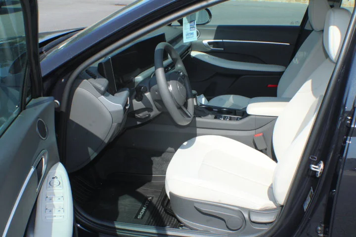 Used 2025 Carbon Blue Hyundai SE image 13