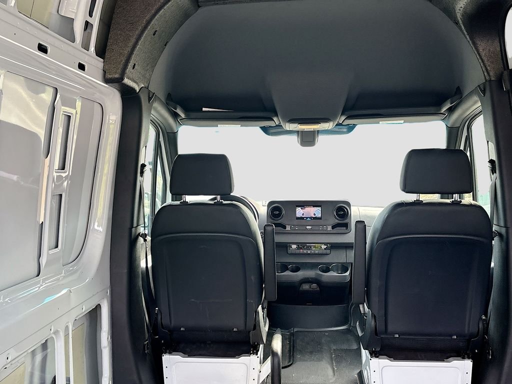 Used 2024  Mercedes-Benz Cargo 144 WB image 15