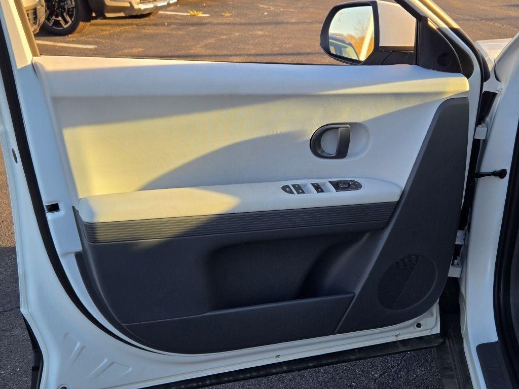 New 2025 White Hyundai SEL image 22