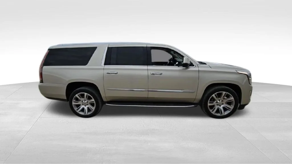Used 2017 Silver Coast Metallic Cadillac Luxury image 9