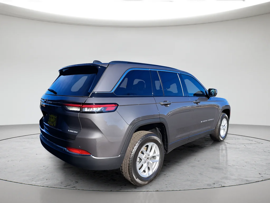 New 2026 Baltic Gray Metallic Clear-Coat Exterior Paint Jeep Laredo X image 5