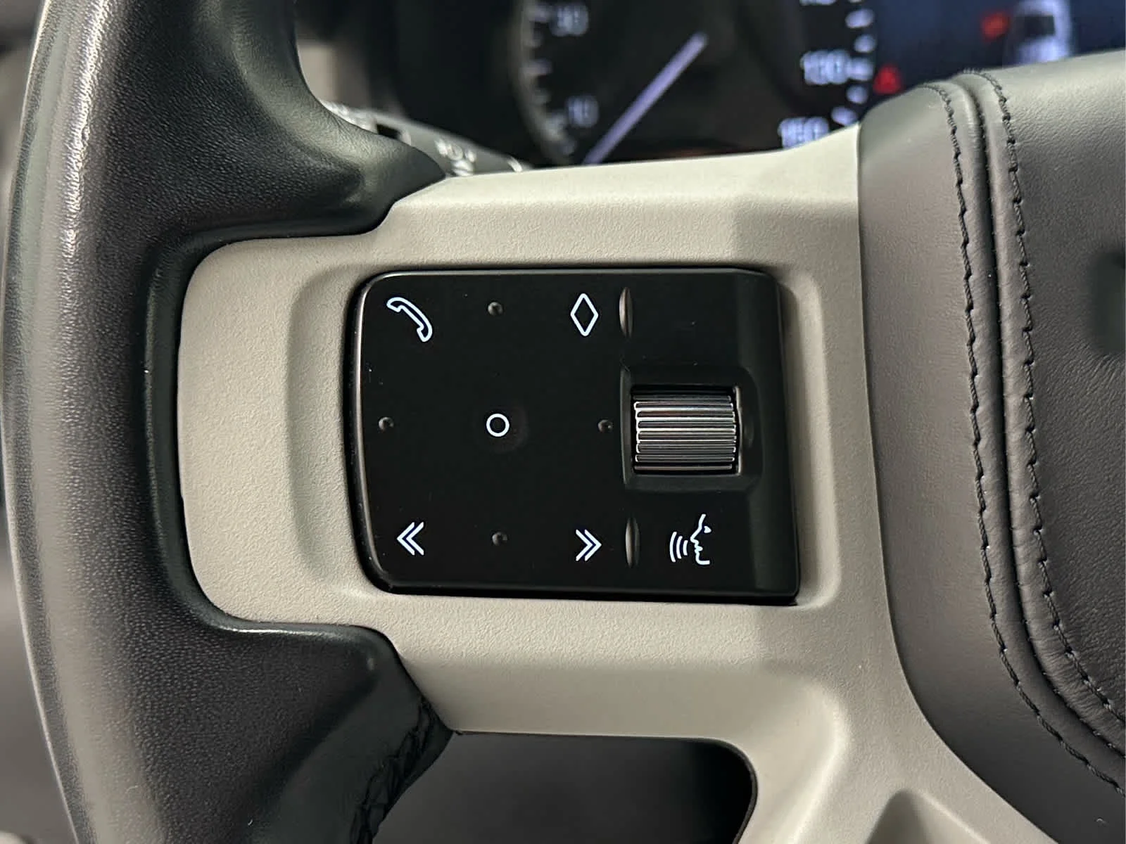Used 2023 Fuji White Land Rover X-Dynamic SE image 25