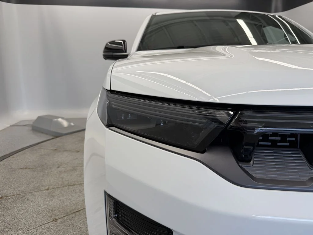 New 2026 Bright White Clear-Coat Exterior Paint Jeep Limited Altitude image 4