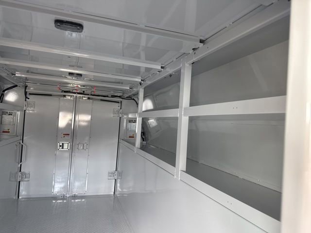 New 2025 Summit White Chevrolet 1WT image 15
