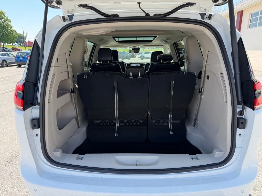 Used 2023 White Chrysler Limited image 21