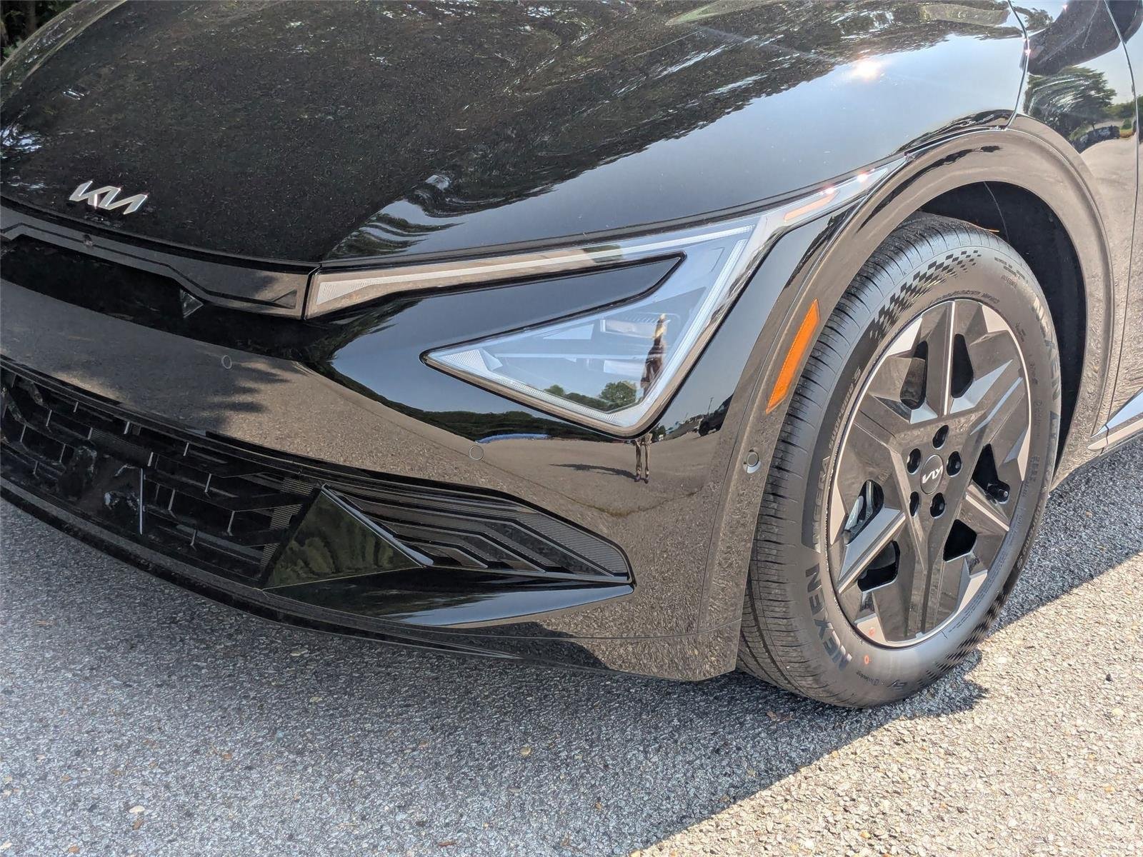 New 2025 EBONY BLACK Kia Wind image 2