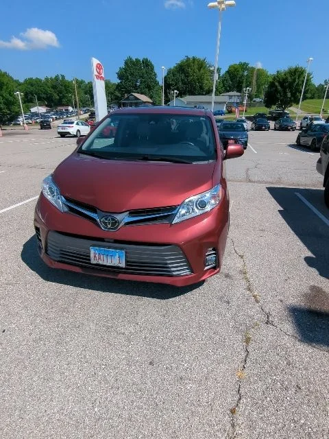 Used 2018 Red Toyota XLE image 3