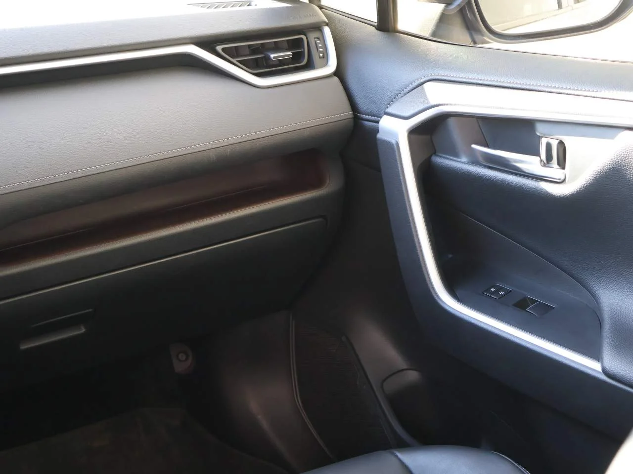 2020 Toyota RAV4 Limited - Photo 18