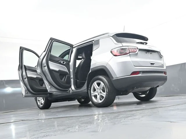 Used 2023 Silver Jeep Latitude image 44