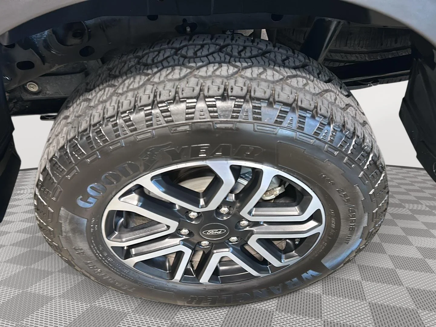 Used 2024 Cactus Gray Ford LARIAT image 26