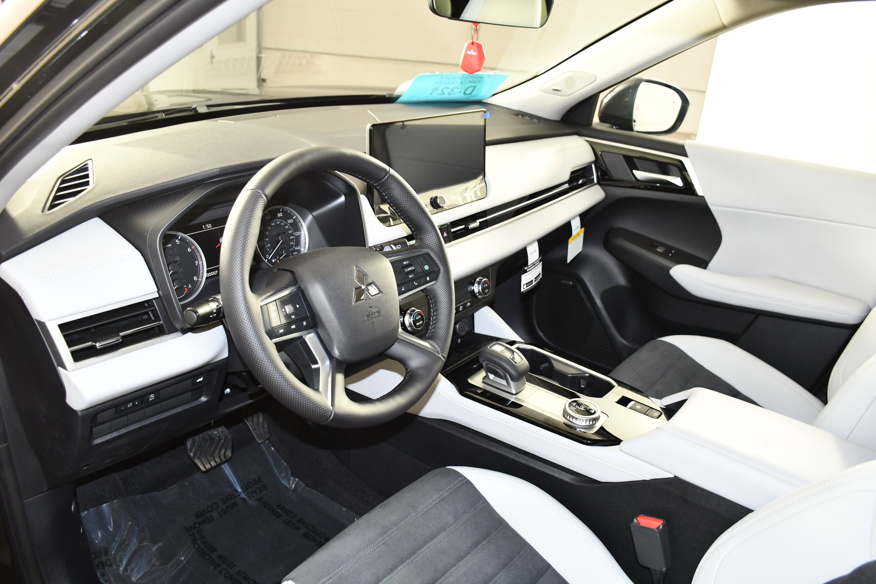 New 2026 Black Diamond Mitsubishi SE image 2