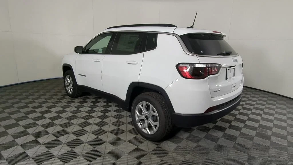 New 2026 Bright White Clear-Coat Exterior Paint Jeep Latitude image 7