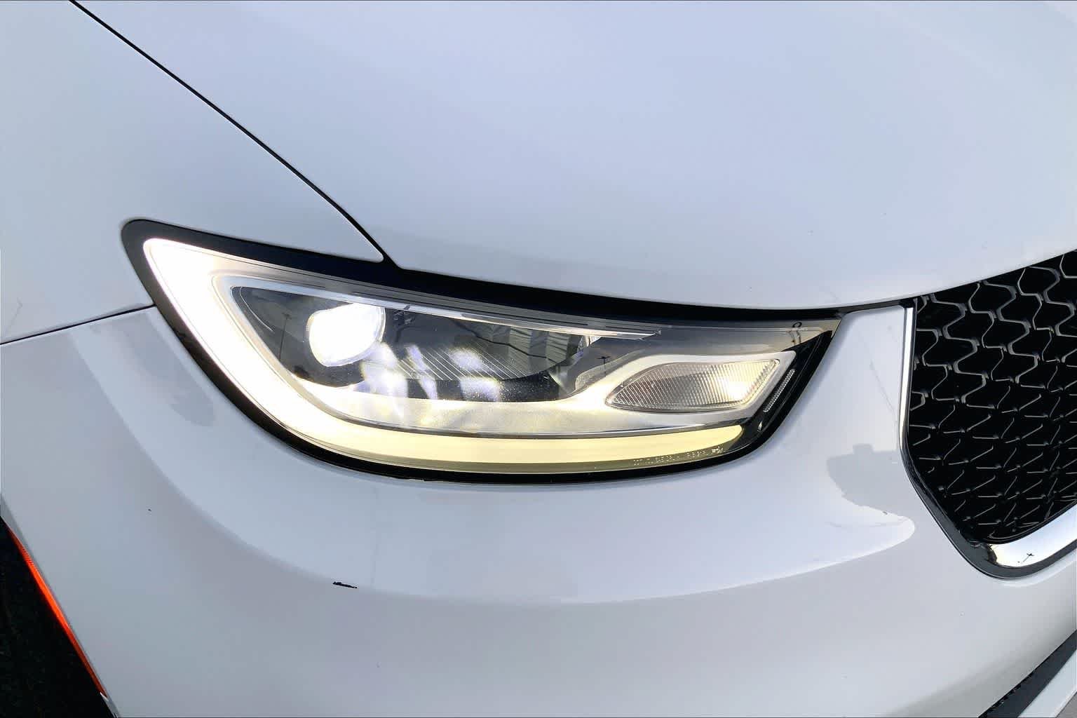 Used 2022 Bright White Clearcoat Chrysler Limited image 26