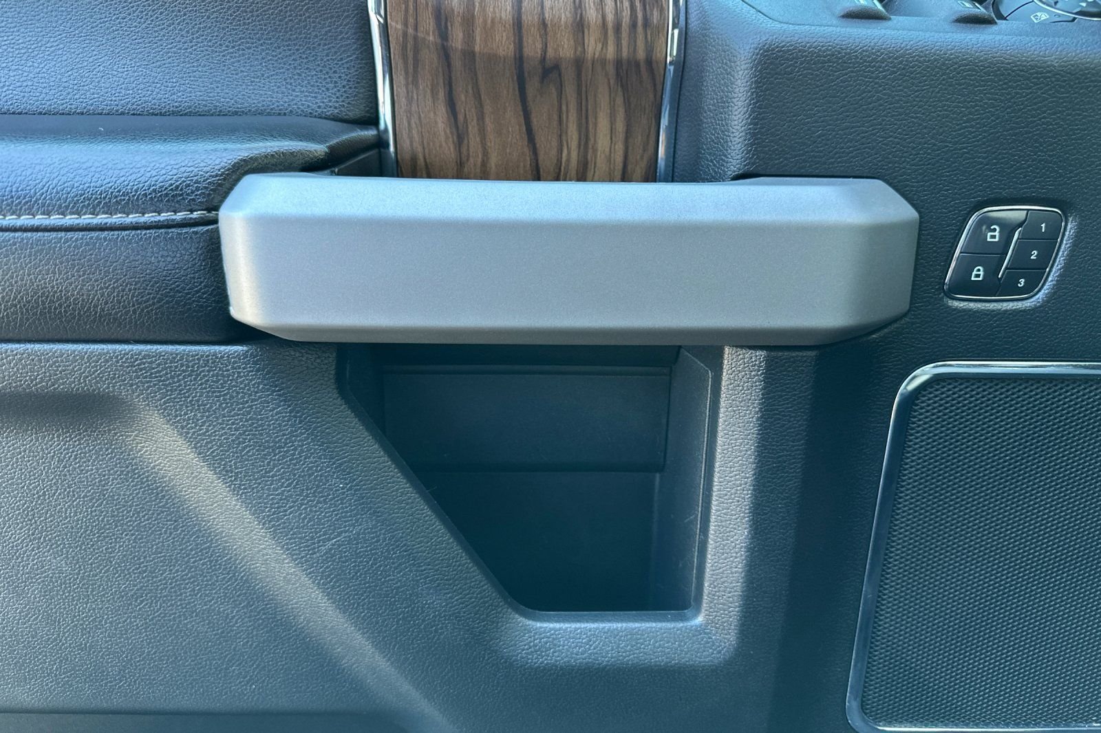 2020 Ford F-150 Lariat - Photo 11