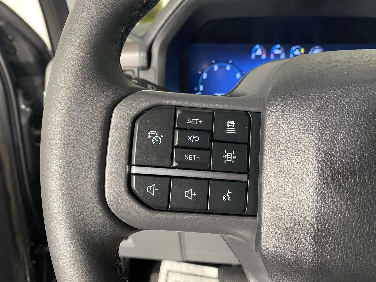 New 2026 Carbonized Gray Metallic Ford XLT image 16