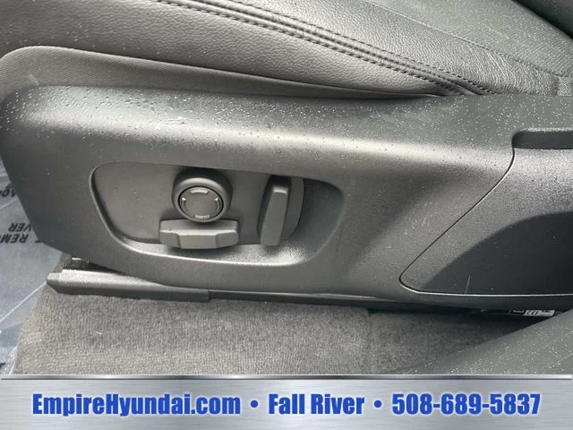 Used 2025  Land Rover Dynamic SE image 19