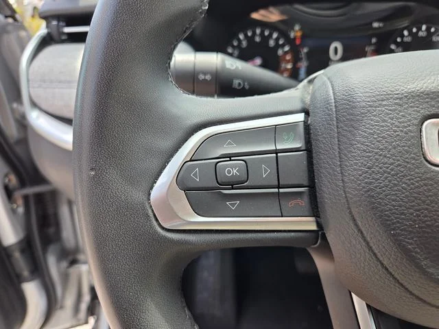 Used 2024 Silver Jeep Latitude image 31