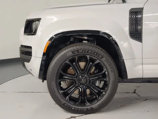 New 2026 Borasco Grey Metallic Land Rover OCTA image 19
