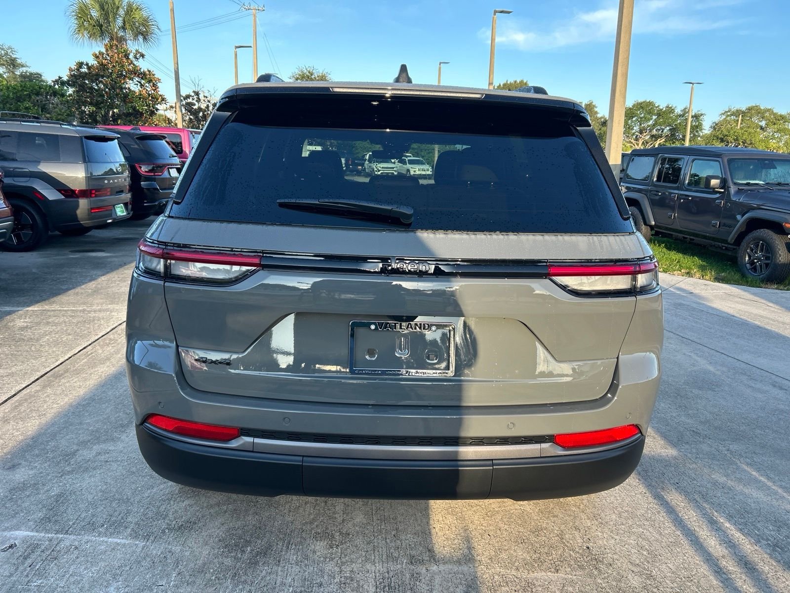 New 2027 Sting-Gray Clear-Coat Paint Jeep Laredo Altitude image 4