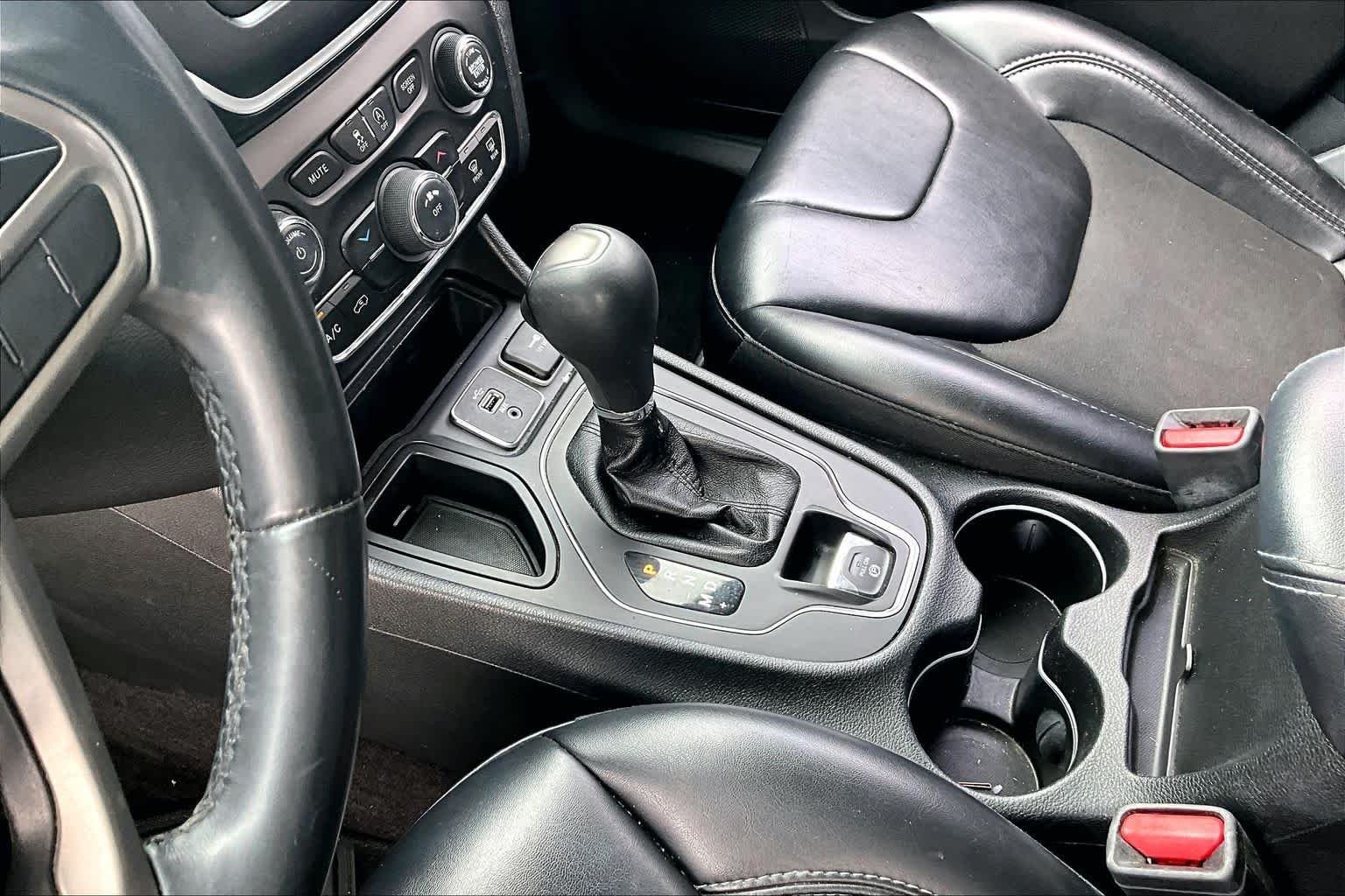 Used 2019 Diamond Black Crystal Pearlcoat Jeep Latitude Plus image 16