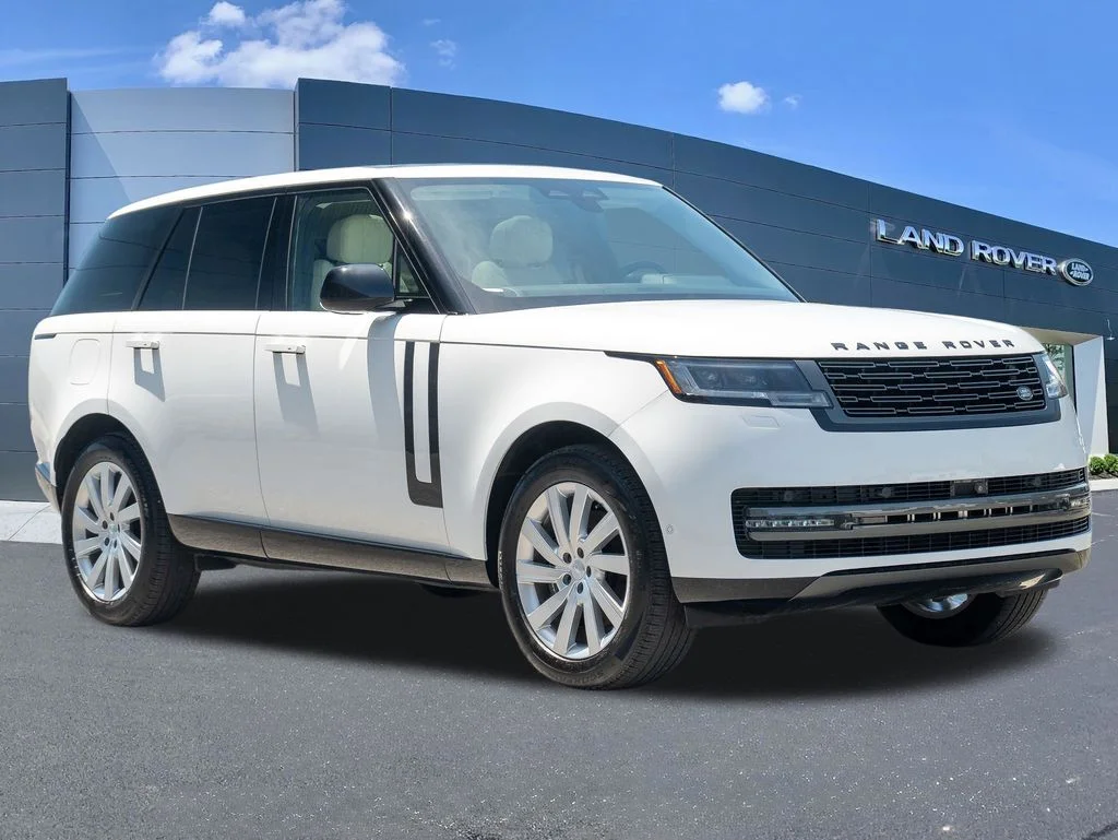 Used 2025 White Land Rover SE image 3