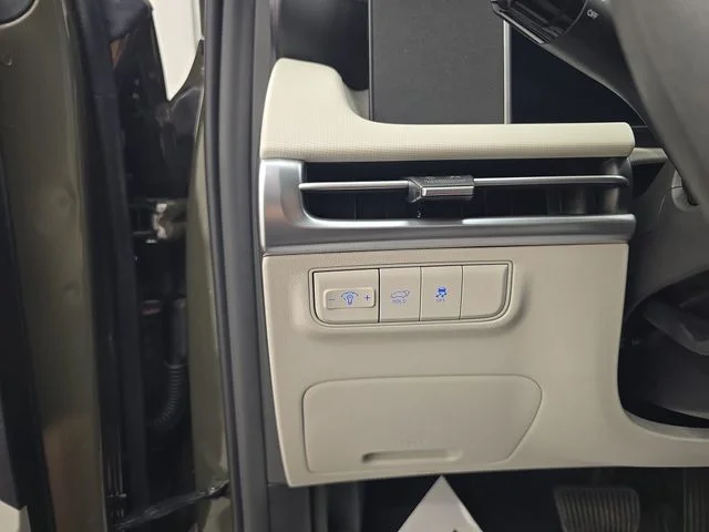 Used 2025 Green Hyundai SEL image 32