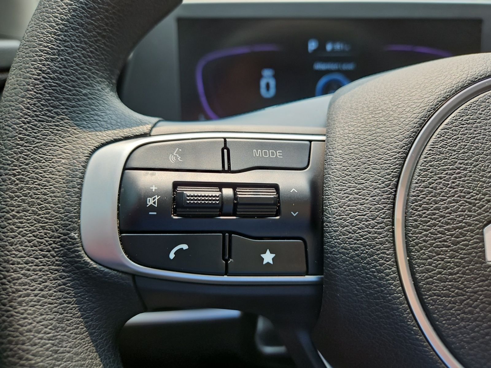 Used 2025 White Kia LX image 25