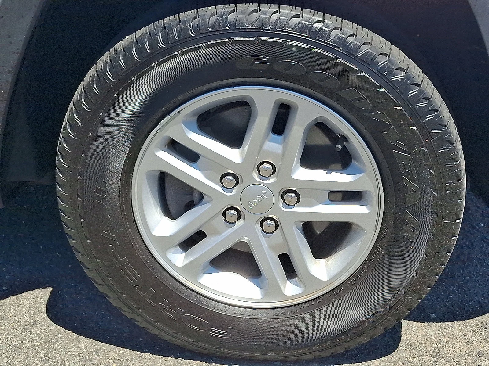 Certified Used 2023 Silver Zynith Jeep Laredo image 9