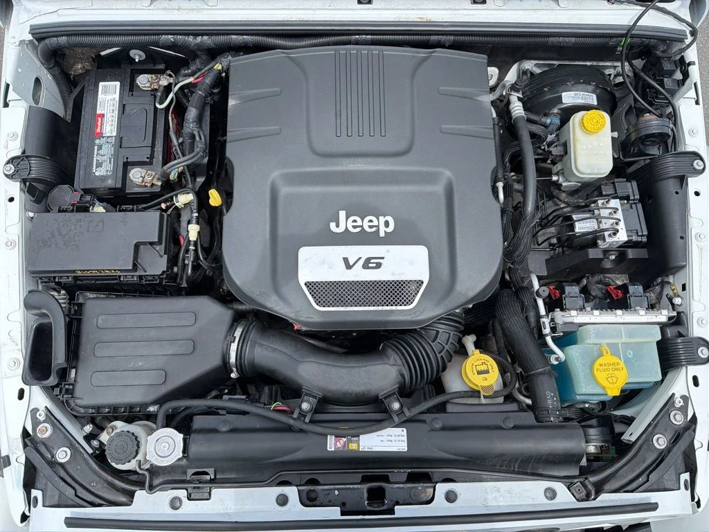 Used 2015 White Jeep Unlimited Sahara image 7