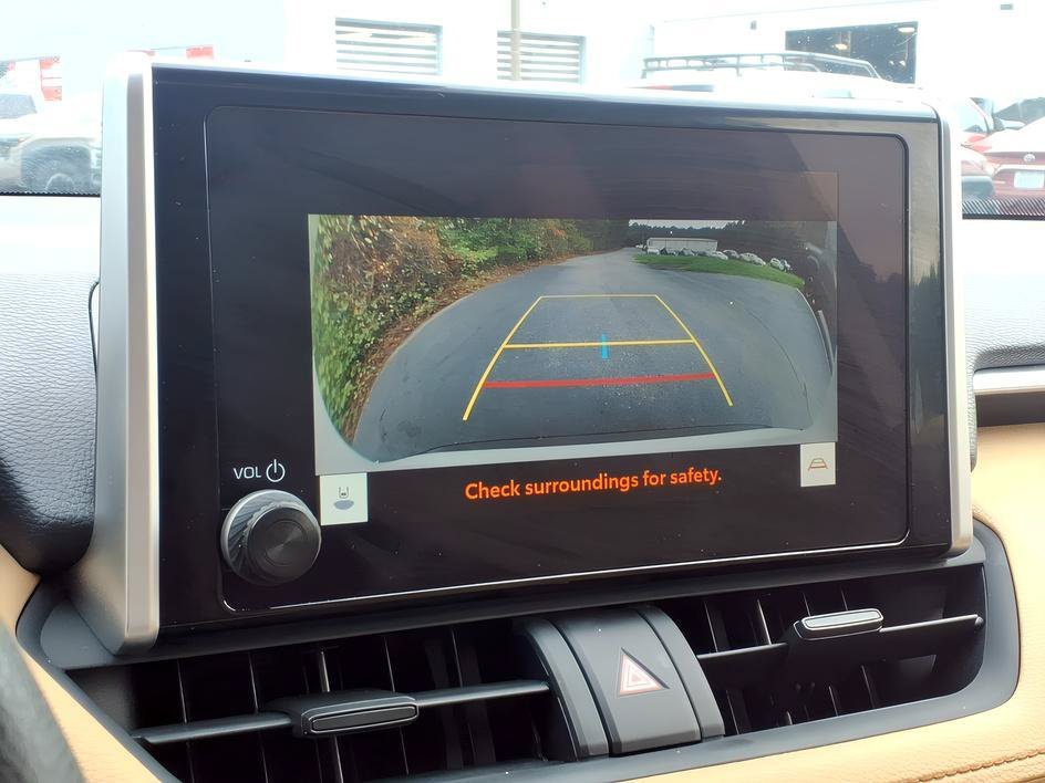 Used 2023 Ice Cap Toyota Hybrid XLE image 19